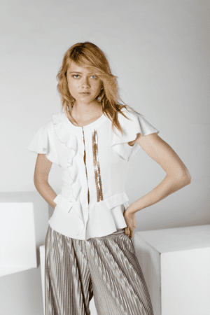 foto blusa blanca con mangas de flecos Gabri